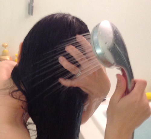 シャンプー液を付ける前に、必ずお湯で髪と頭皮を洗います。＾＾泡立ちが全然ちがうので！是非！