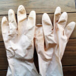 ar髪-アラカミ-白髪用の利尻ヘアカラートリートメントを使う時には、手袋を使用した方がよいです。