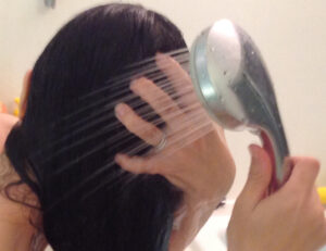 ar髪-アラカミ-利尻カラーシャンプーを使用する前にシャワーでお湯洗いをすると、汚れが落ち泡立ちも良くなりますので、結果的によく染まるようになると考えます。＾＾