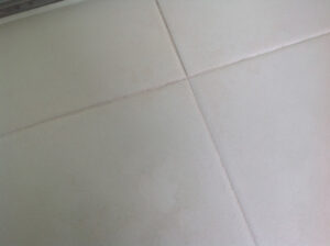 利尻カラーシャンプーのすすぎ液で床が汚れたら・・・浴室の床に石鹸カスが付いているというサインです。浴室掃除をしましょう。