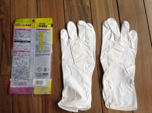 ar髪-アラカミ-120円の薄手のゴム手袋。1年以上も愛用中です。