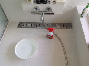 浴室のタイルや目地を前もってカビキラーで掃除しておくと安心です。白髪染めシャンプー