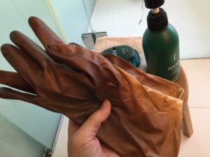 ar髪-アラカミ-白髪用利尻カラーシャンプーを使うときにゴム手袋を使うと手指の汚れのストレスなく快適にシャンプーができます！