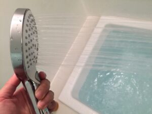 ar髪-アラカミ-白髪染めに限らず、頭髪を洗う時はシャワーを使います。浴槽のお湯は雑菌だらけ、手桶の水流では汚れや泡など十分にすすげません。