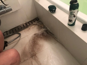 ar髪-アラカミ-白髪用利尻炭酸カラーシャンプーを使った後は、床もちゃんと洗い流しておきます